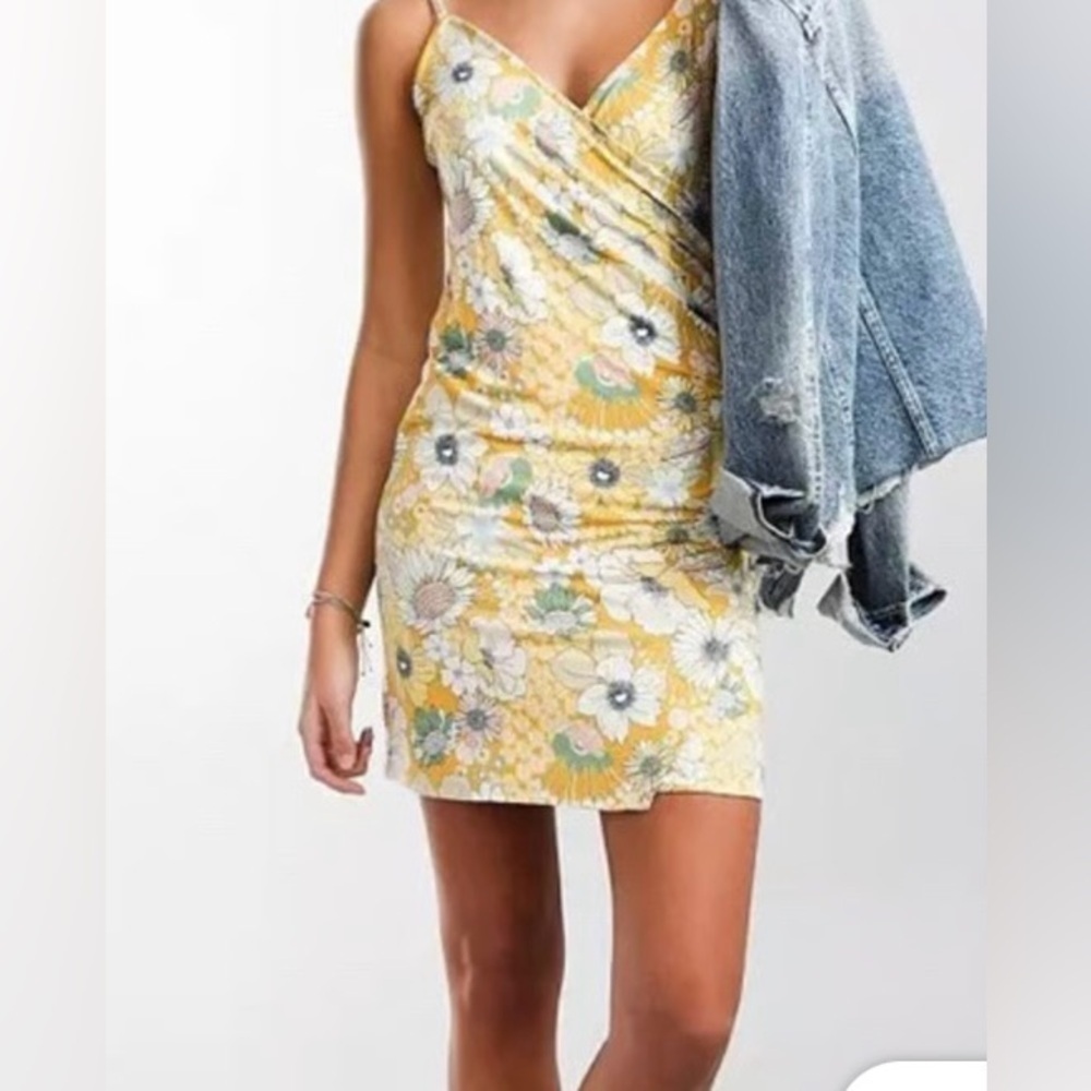 Women’s Midi Ditzy Floral. Spaghetti Straps. Ruching. Very soft. 95% Viscose.